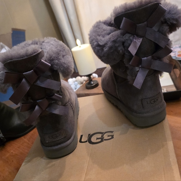 UGG Women\'s Gray Sheepskin Boots (8)